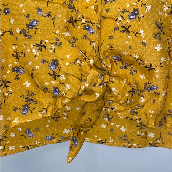 Dynamite Floral Blouse - Picture 3 of 5